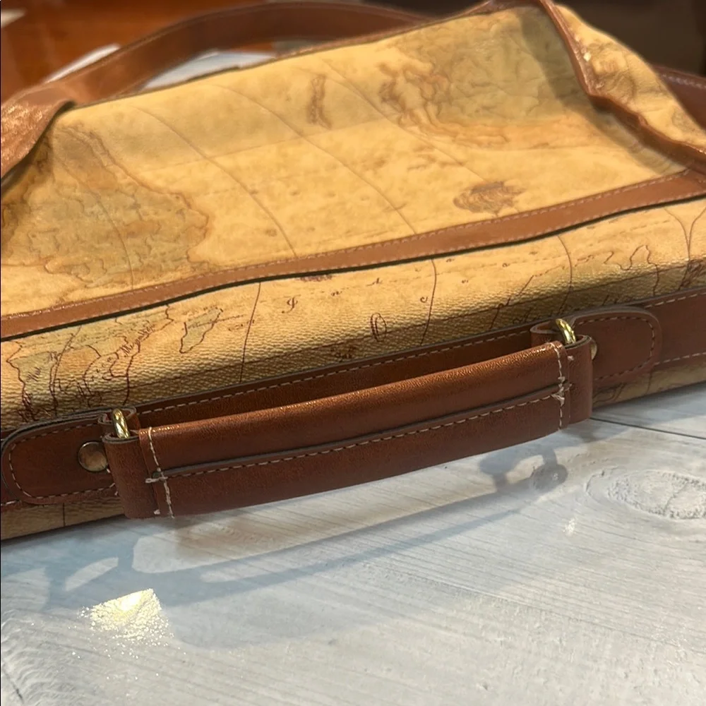 The Columbus Collection by Bagoda VTG Leather Messenger Bag
